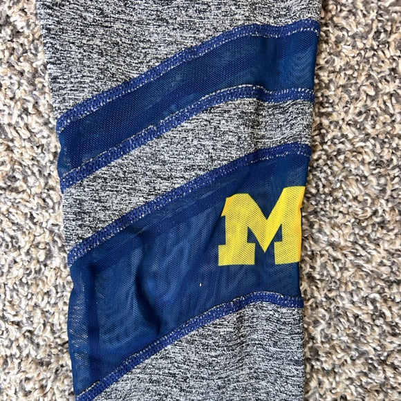 Michigan Wolverines Women’s Leggings with mesh size medium - Picture 2 of 4